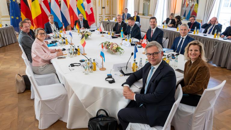 Alexander Dobrindt (Mitte oben, CSU), Bundesinnenminister, sitzt mit den Innenministern aus Polen, Italien, Luxemburg, Schweiz, Dänemark, Schweden, Belgien und den Niederlanden und dem EU-Kommissar für Migration, Magnus Brunner (vorne)(ÖVP) zum Migrationstreffen "Munich Migration Meeting" zusammen. Es soll um Verschärfungen der Migrationspolitik gehen, auch einen Austausch zu Drohnen hatte Dobrindt angekündigt. Eine Abschlusserklärung ist nicht vorgesehen.