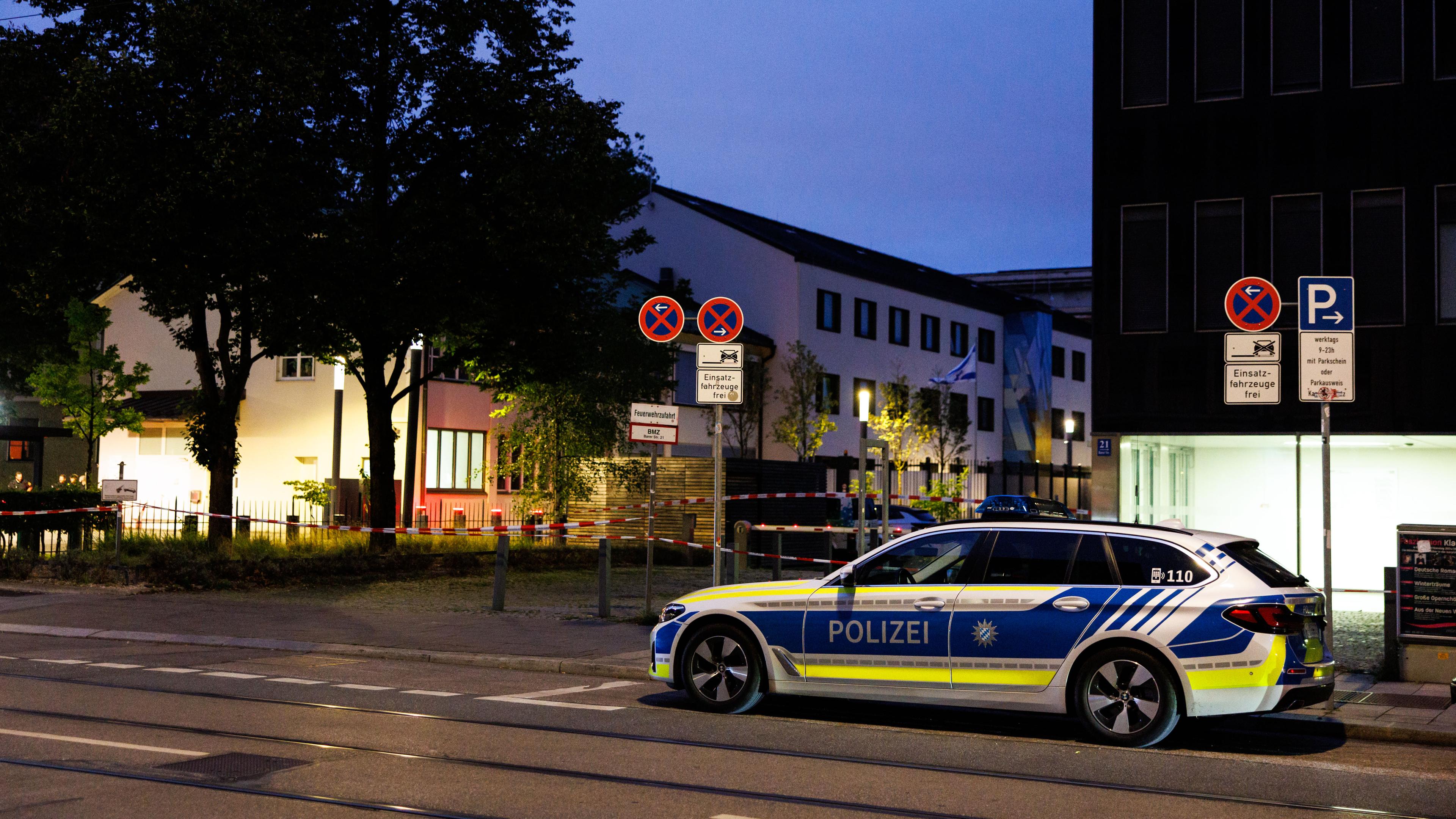 Bayern, München: Ein Fahrzeug der Polizei steht am frühen Morgen am Straßenrand vor dem Israelischen Generalkonsulat.