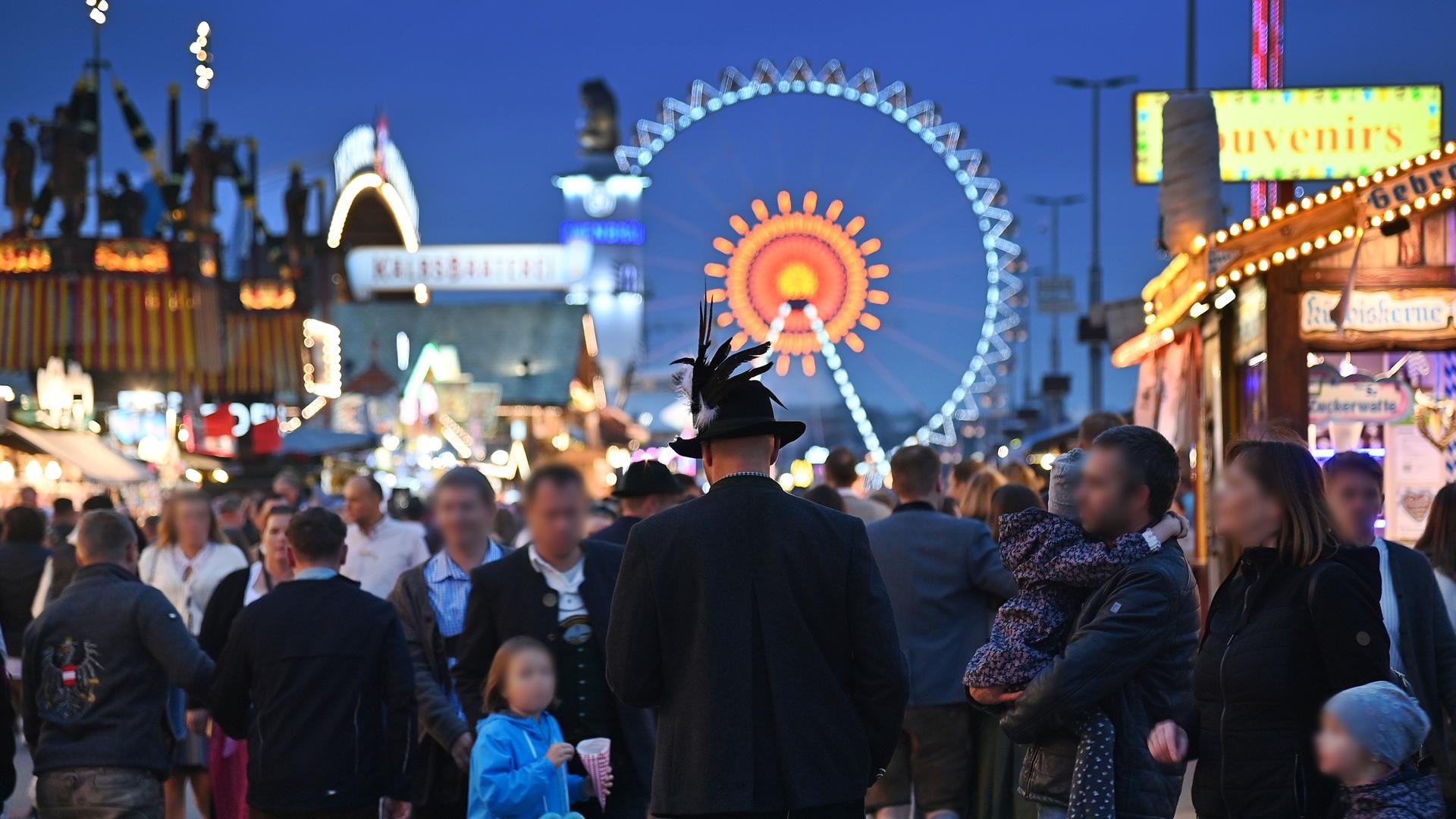 Eingang zur Wiesn bei dem Münchner Oktoberfest am 23.09.2025.
