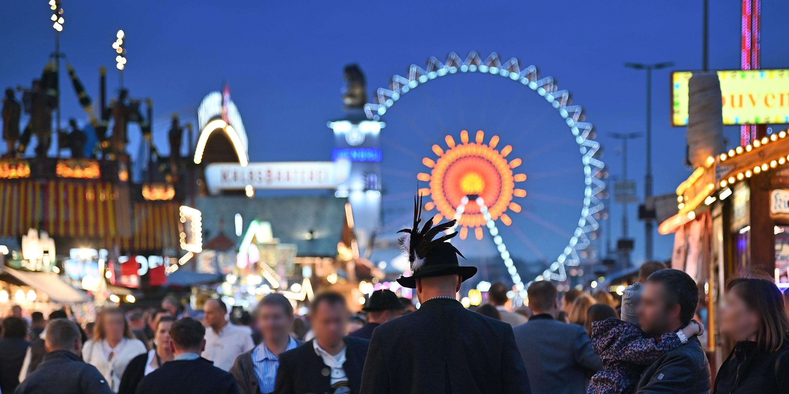 Eingang zur Wiesn bei dem Münchner Oktoberfest am 23.09.2025.