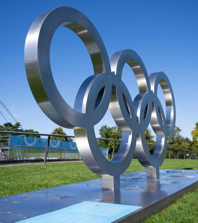 Bayern, München: Die olympischen Ringe stehen im Münchner Olympiapark.