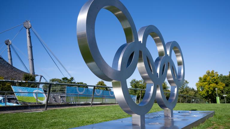 Bayern, München: Die olympischen Ringe stehen im Münchner Olympiapark.