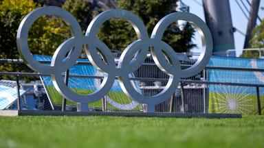 Bayern, München: Die olympischen Ringe stehen im Münchner Olympiapark