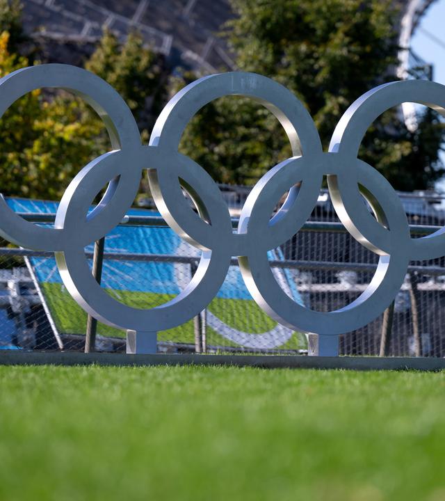 Bayern, München: Die olympischen Ringe stehen im Münchner Olympiapark