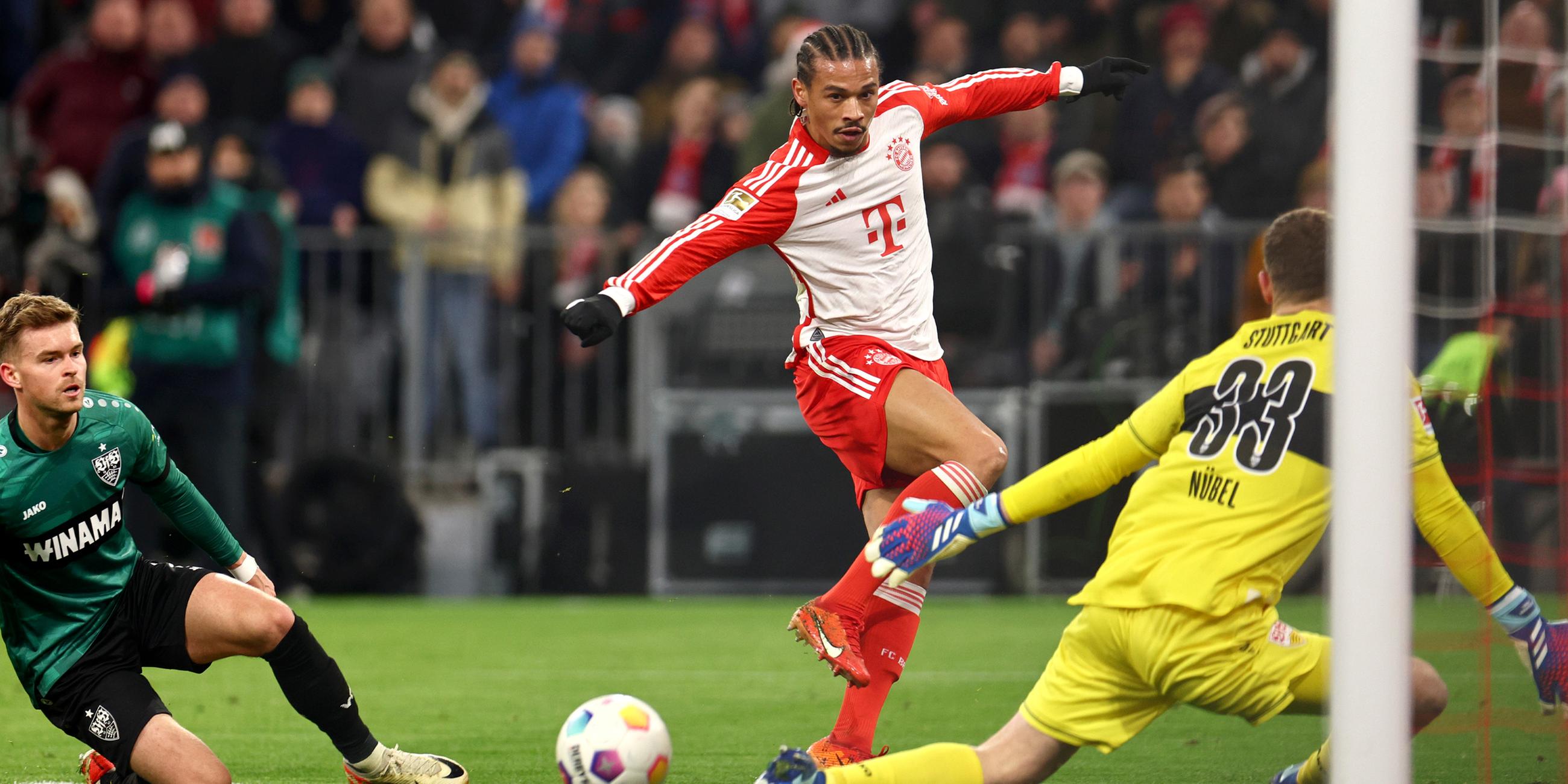 Münchens Leroy Sane in Aktion gegen Stuttgarts Torwart Alexander Nübel.