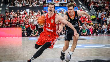 Münchens Andreas Obst und Ulms Tobias Brahe Jensen im Kampf um den Ball beim Spiel am 15.06.2025.