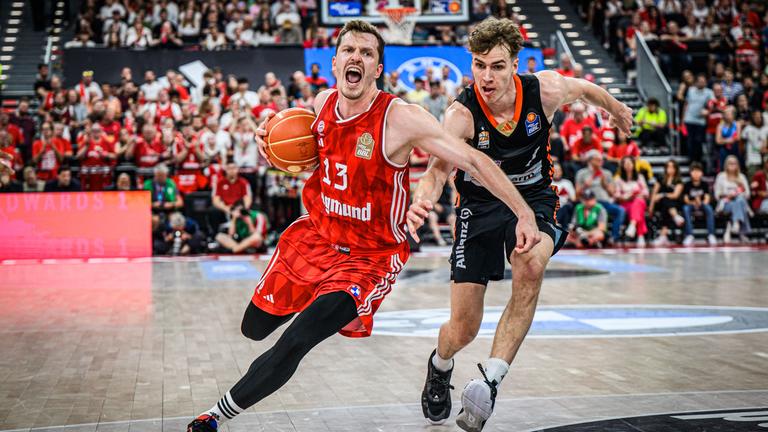 Münchens Andreas Obst und Ulms Tobias Brahe Jensen im Kampf um den Ball beim Spiel am 15.06.2025.