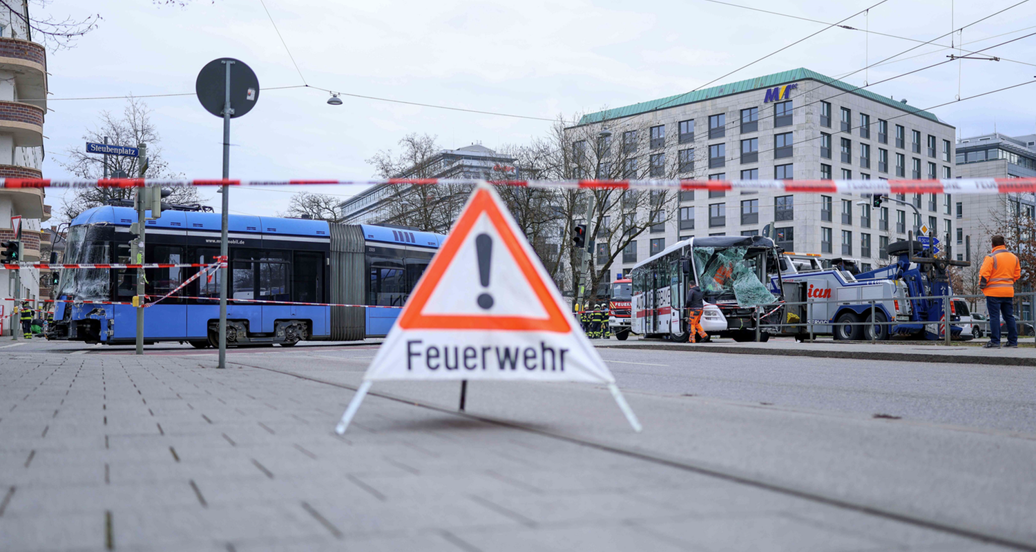 München: Tram kollidiert mit Bus