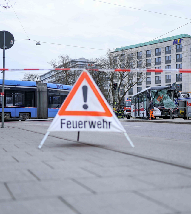 München: Tram kollidiert mit Bus