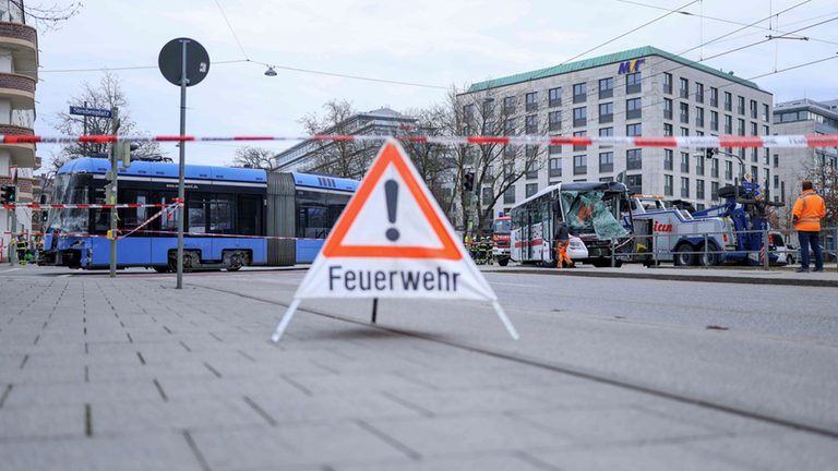 München: Tram kollidiert mit Bus