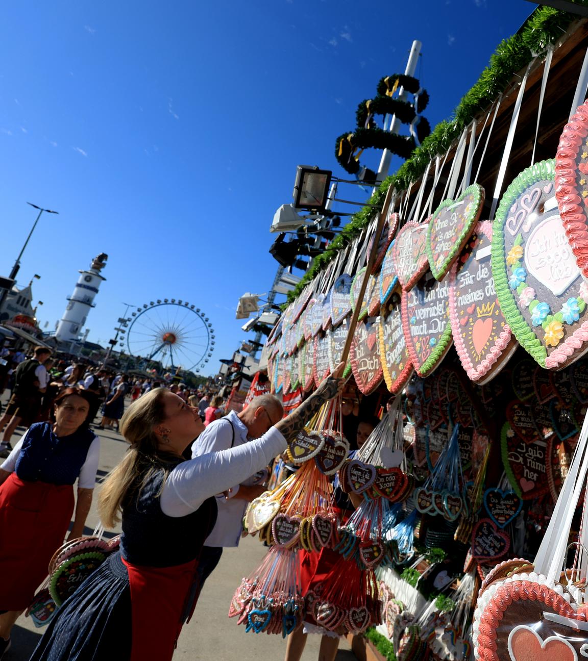 Bayern, München: Am Morgen des Starts des Oktoberfestes steht an einem Verkaufsstand mit Lebkuchenherzen.