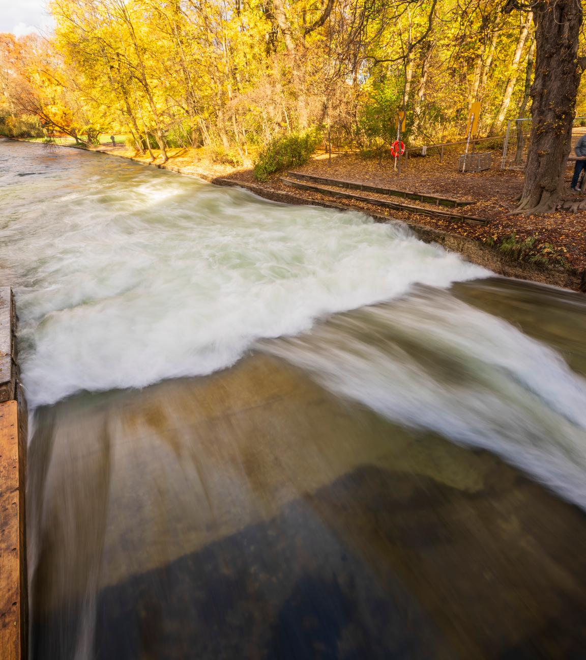 Bayern, München: Die Stelle am Rande des Englischen Garten, an der sich normalerweise die Eisbachwelle bildet, ist aktuell für den Freizeitsport nicht geeignet. Die Eisbachwelle ist sonst zu jeder Jahres- und Tageszeit ein wahrer Hotspot für Touristen und Surfer aus der ganzen Welt.