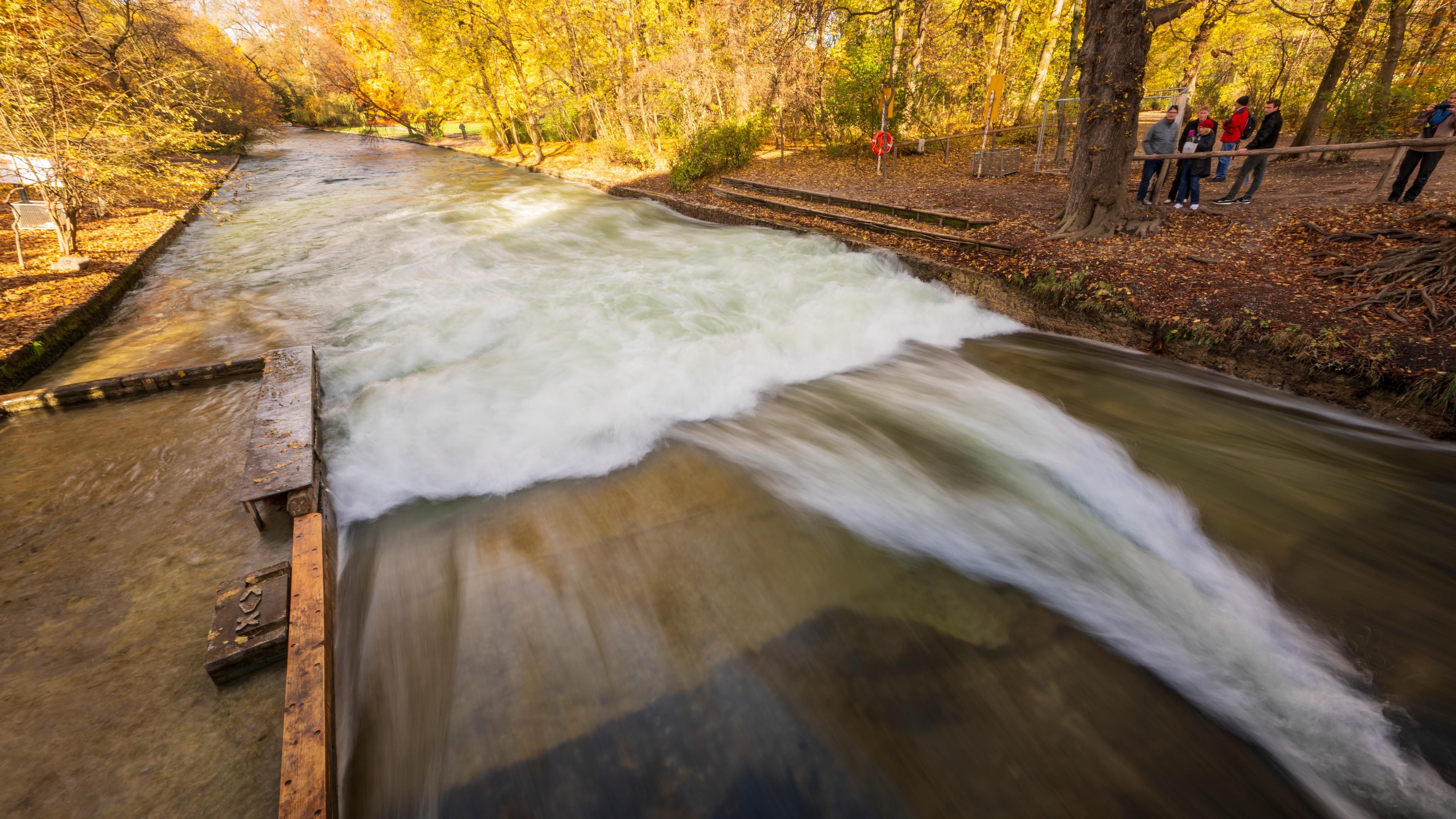Bayern, München: Die Stelle am Rande des Englischen Garten, an der sich normalerweise die Eisbachwelle bildet, ist aktuell für den Freizeitsport nicht geeignet. Die Eisbachwelle ist sonst zu jeder Jahres- und Tageszeit ein wahrer Hotspot für Touristen und Surfer aus der ganzen Welt.