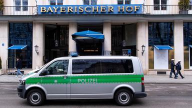 Ein Polizeiauto fährt vor dem Hotel "Bayerischer Hof" entlang.