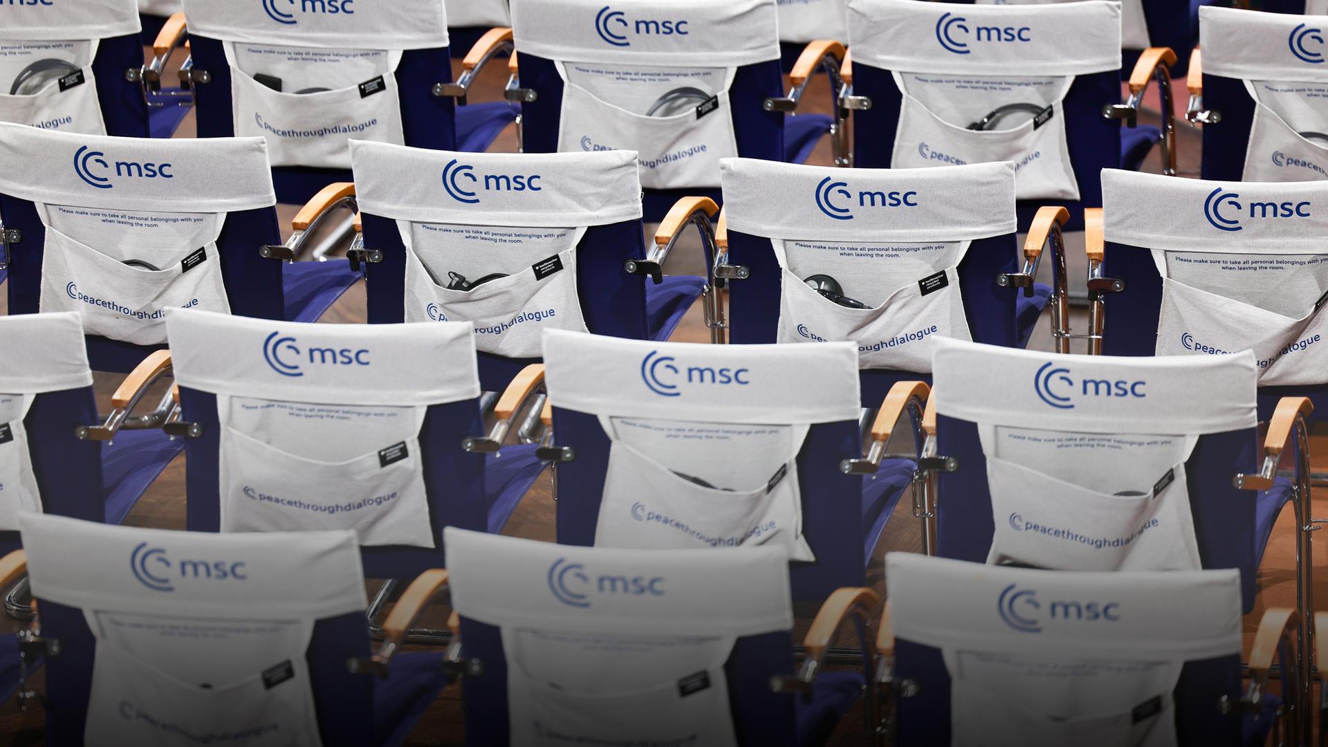 Symbolbild: Stühle auf der 60. Münchner Sicherheitskonferenz