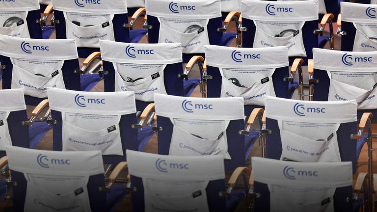 Symbolbild: Stühle auf der 60. Münchner Sicherheitskonferenz