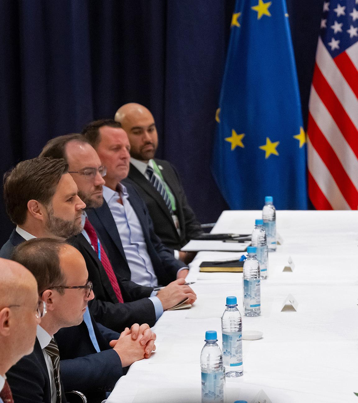 Bundespräsident Frank-Walter Steinmeier, J.D. Vance, Vizepräsident der Vereinigten Staaten von Amerika, und Annalena Baerbock (Bündnis 90/Die Grünen), Außenministerin, kommen bei der Münchner Sicherheitskonferenz zu Gesprächen zusammen, aufgenommen am 14.02.2025