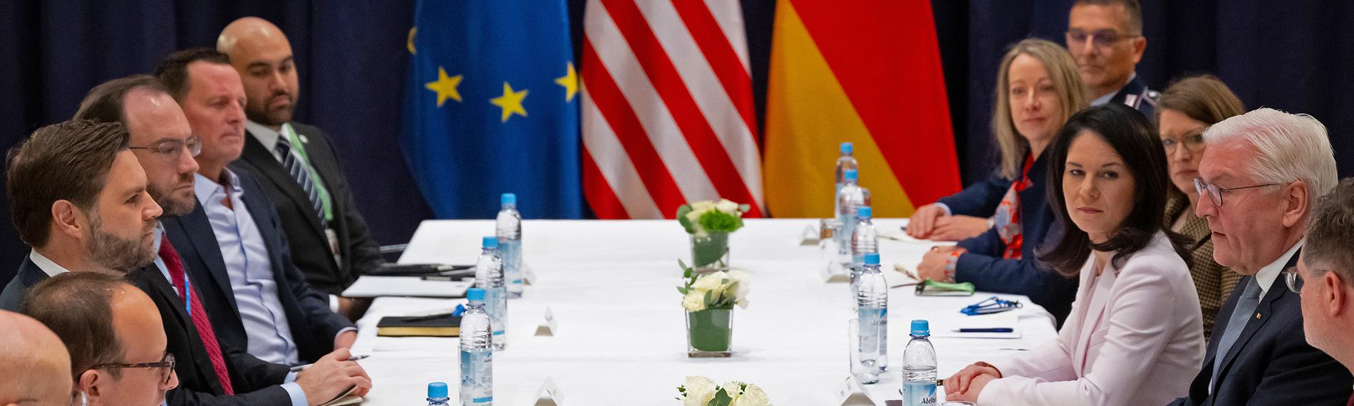 Bundespräsident Frank-Walter Steinmeier, J.D. Vance, Vizepräsident der Vereinigten Staaten von Amerika, und Annalena Baerbock (Bündnis 90/Die Grünen), Außenministerin, kommen bei der Münchner Sicherheitskonferenz zu Gesprächen zusammen, aufgenommen am 14.02.2025