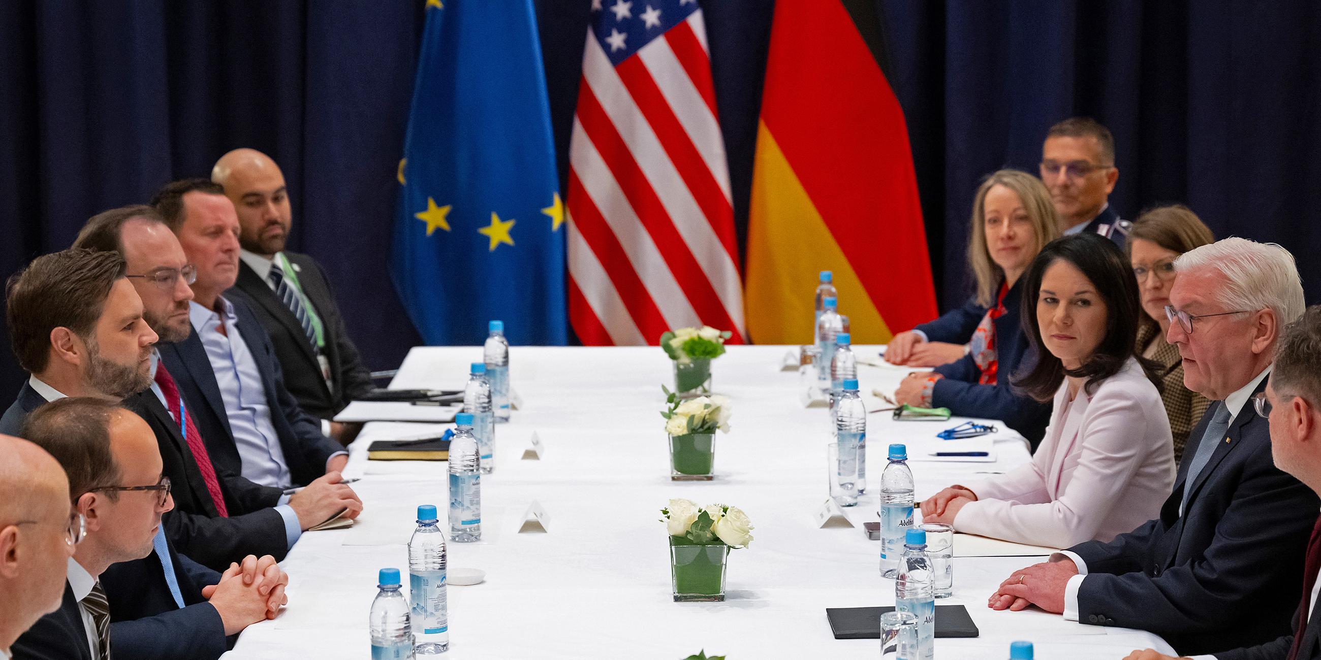 Bundespräsident Frank-Walter Steinmeier, J.D. Vance, Vizepräsident der Vereinigten Staaten von Amerika, und Annalena Baerbock (Bündnis 90/Die Grünen), Außenministerin, kommen bei der Münchner Sicherheitskonferenz zu Gesprächen zusammen, aufgenommen am 14.02.2025