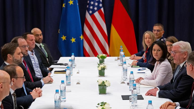 Bundespräsident Frank-Walter Steinmeier, J.D. Vance, Vizepräsident der Vereinigten Staaten von Amerika, und Annalena Baerbock (Bündnis 90/Die Grünen), Außenministerin, kommen bei der Münchner Sicherheitskonferenz zu Gesprächen zusammen, aufgenommen am 14.02.2025