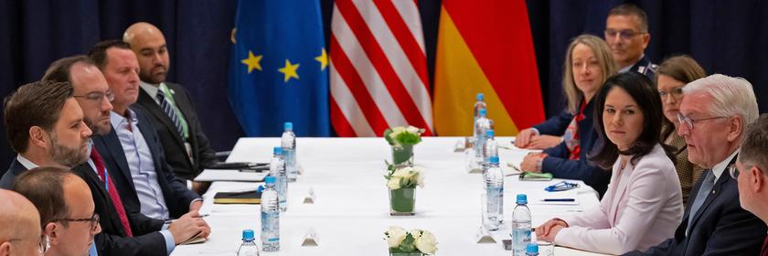 Bundespräsident Frank-Walter Steinmeier, J.D. Vance, Vizepräsident der Vereinigten Staaten von Amerika, und Annalena Baerbock (Bündnis 90/Die Grünen), Außenministerin, kommen bei der Münchner Sicherheitskonferenz zu Gesprächen zusammen, aufgenommen am 14.02.2025