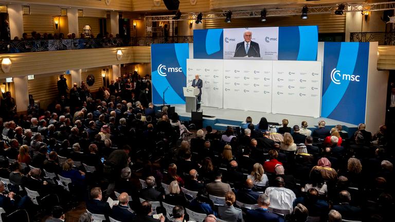 Übersicht über den Saal im Hotel Bayrischer Hof in dem die Münchner Sicherheitskonferenz statt findet. (Archiv)