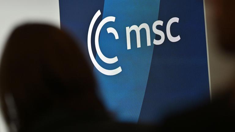 Das Logo der Veranstaltung ist am 14.02.2025 auf einer großen Stellwand der Tagung in München zu sehen.