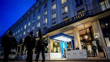 13.02.2026, Bayern, München: Polizeibeamte sichern am frühen Morgen das Hotel Bayrischer Hof mit der 62. Münchner Sicherheitskonferenz (MSC).