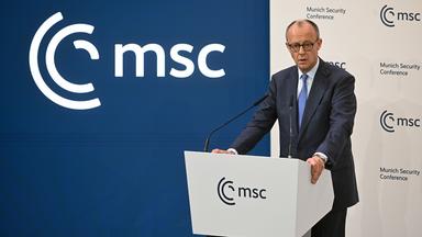 Bundeskanzler Friedrich Merz (CDU) spricht bei der Eröffnung der Münchner Sicherheitskonferenz.