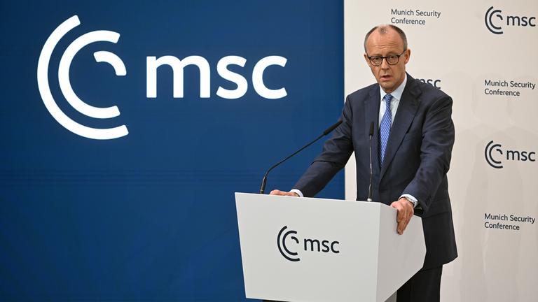 Bundeskanzler Friedrich Merz (CDU) spricht bei der Eröffnung der Münchner Sicherheitskonferenz.
