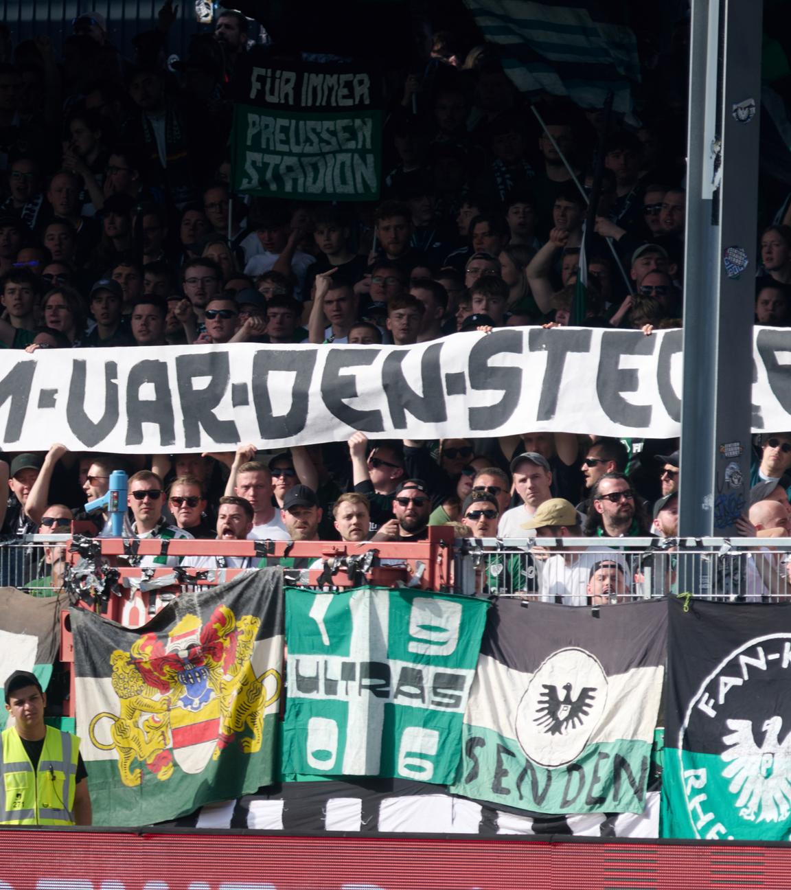 Die Fans von Preußen Münster protestieren in der Partie gegen die Hertha aus Berlin gegen den VAR mit dem Banner "Dem VAR den Stecker ziehen"