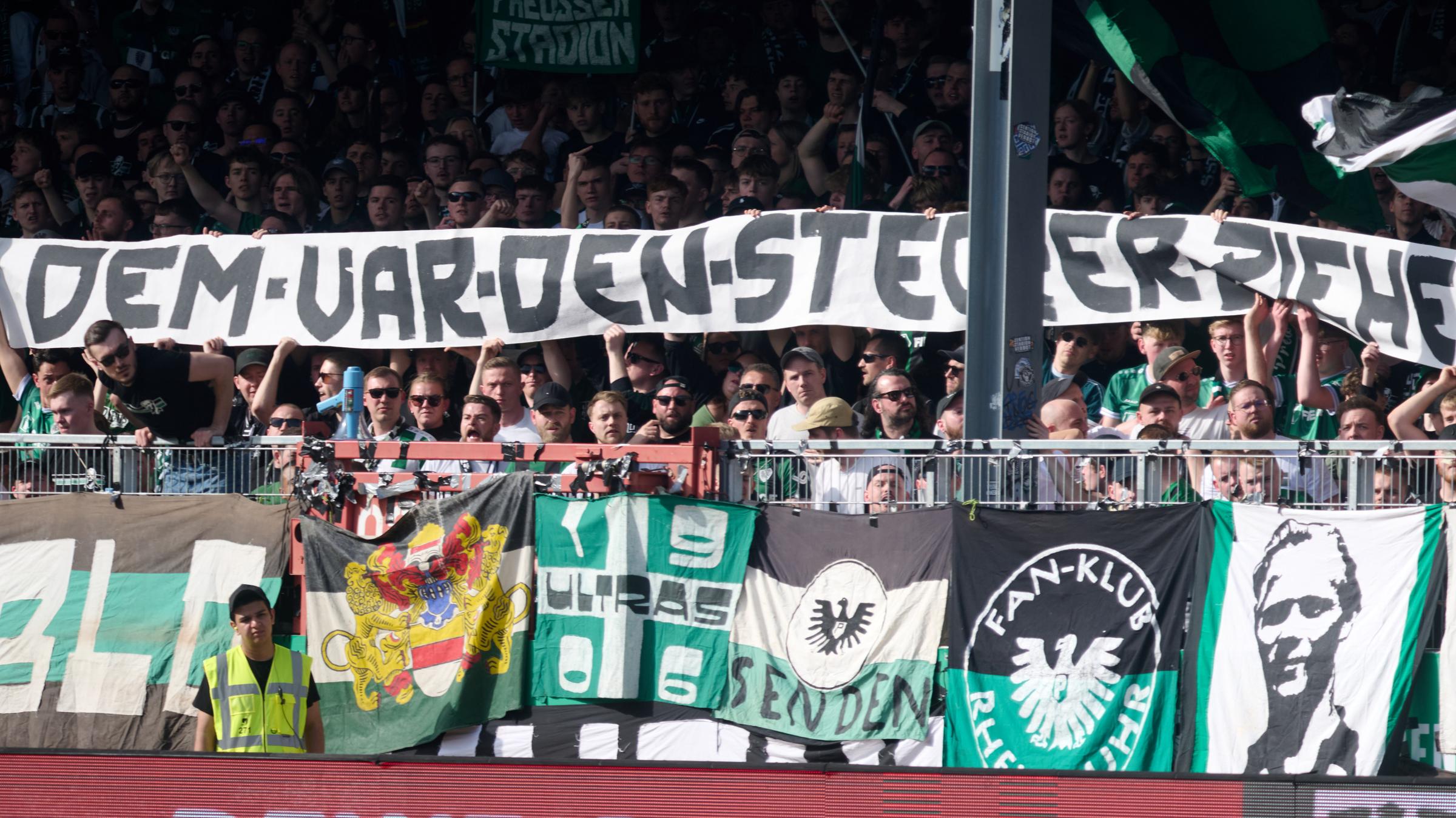 Die Fans von Preußen Münster protestieren in der Partie gegen die Hertha aus Berlin gegen den VAR mit dem Banner "Dem VAR den Stecker ziehen"