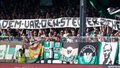 Die Fans von Preußen Münster protestieren in der Partie gegen die Hertha aus Berlin gegen den VAR mit dem Banner "Dem VAR den Stecker ziehen"