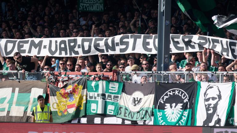 Die Fans von Preußen Münster protestieren in der Partie gegen die Hertha aus Berlin gegen den VAR mit dem Banner "Dem VAR den Stecker ziehen"