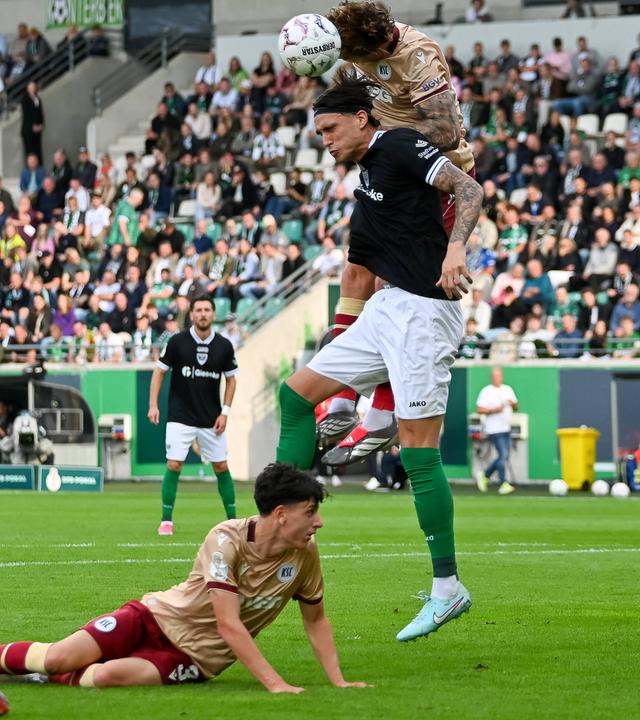 Der Karlsruher Innenverteidiger Marcel Franke setzt sich im Kopfballduell gegen Antonio Tikvić durch