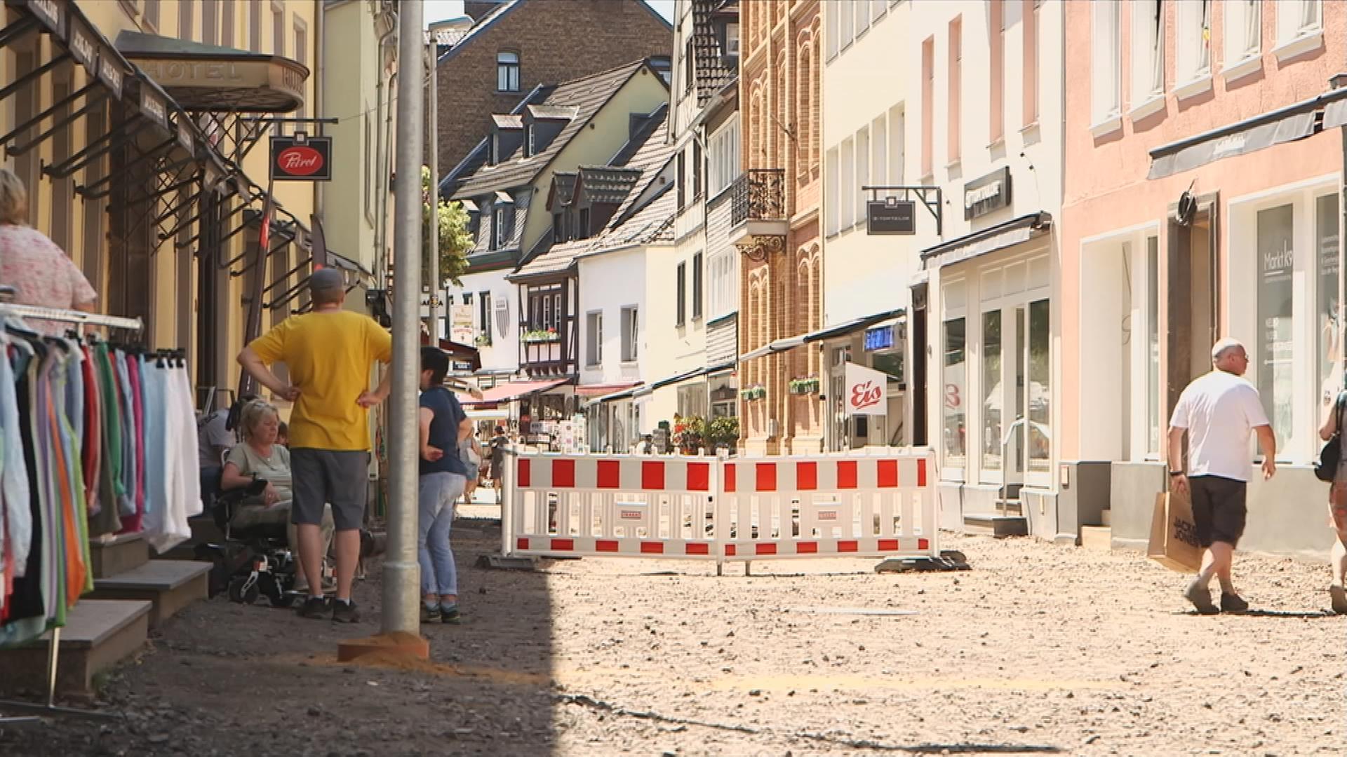 Auf dem Bild ist die Innenstadt von Münstereifel im Wiederaufbau zu sehen.