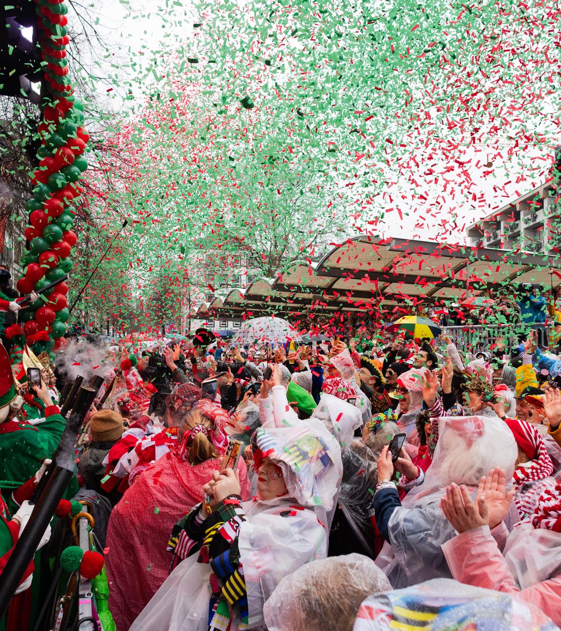 Jecken feiern auf dem Alter Markt Weiberfastnacht.
