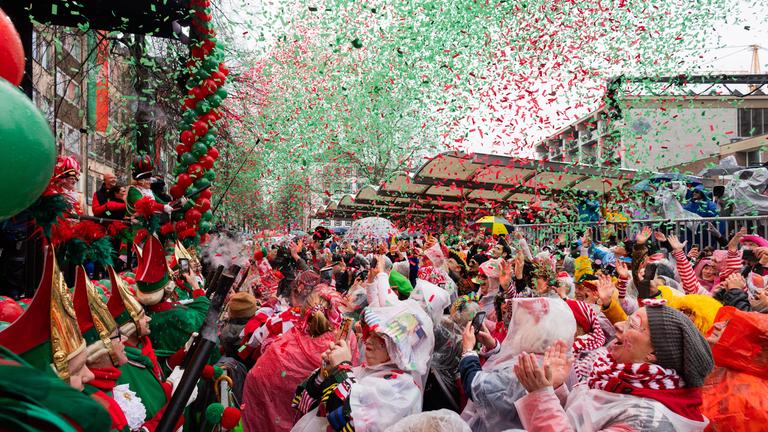 Jecken feiern auf dem Alter Markt Weiberfastnacht.
