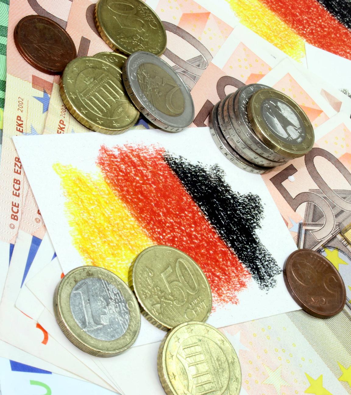 Euro-Münzen liegen auf Banknoten