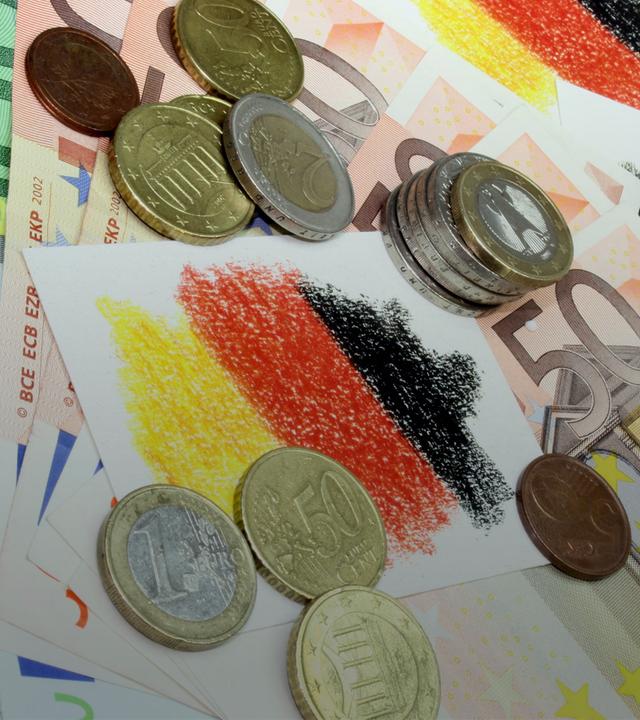 Euro-Münzen liegen auf Banknoten