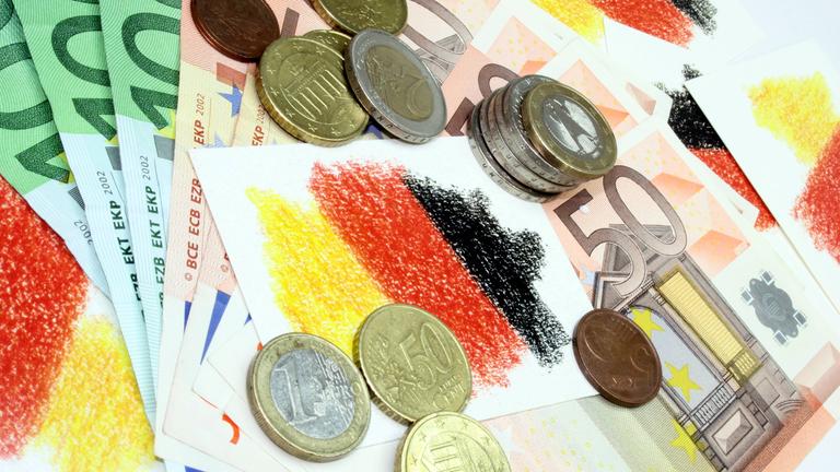 Euro-Münzen liegen auf Banknoten