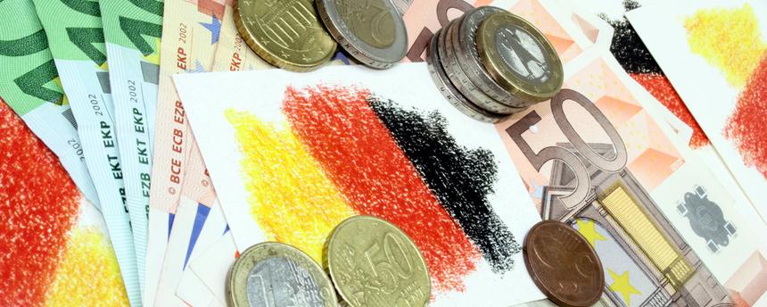 Euro-Münzen liegen auf Banknoten