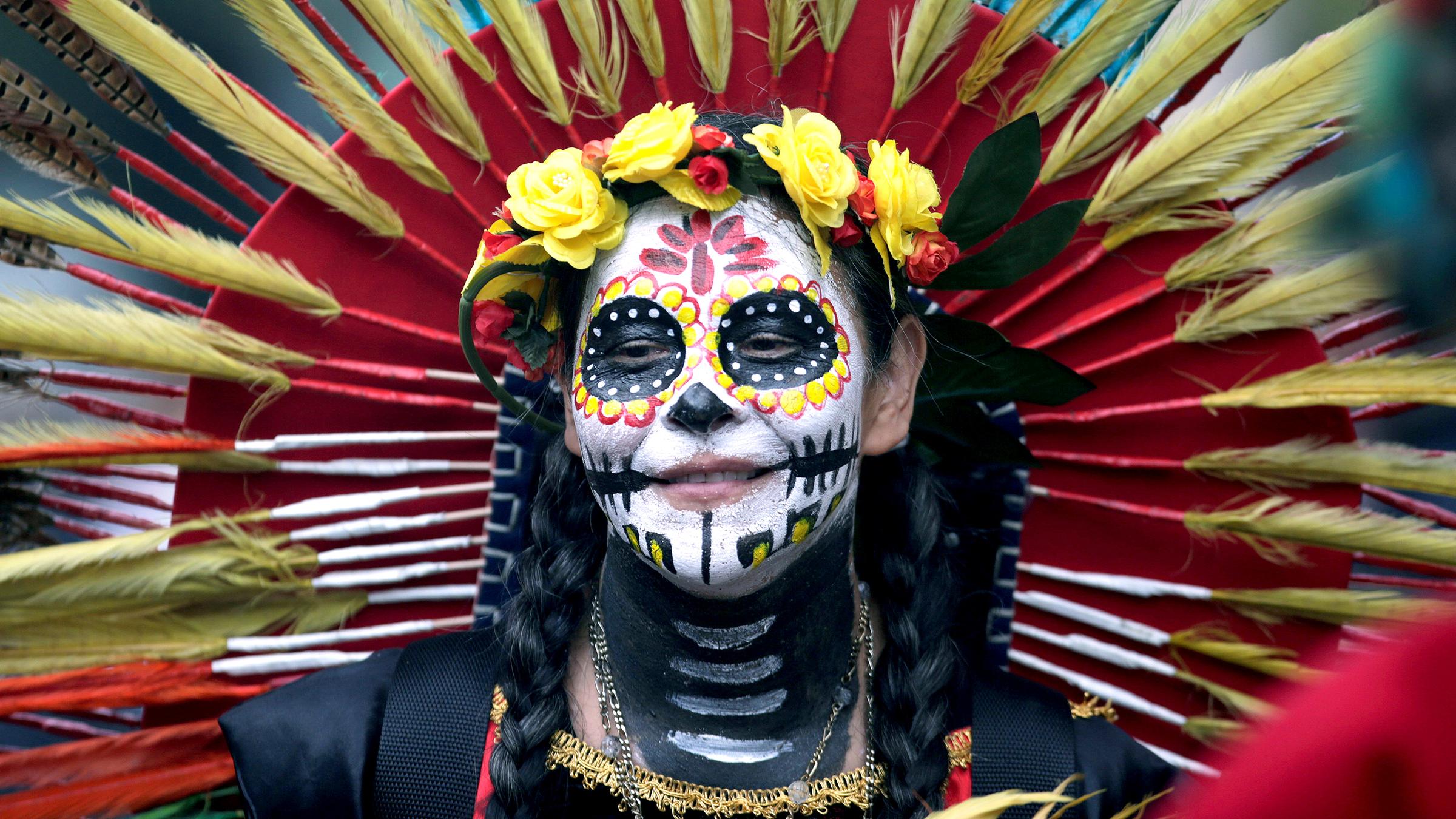Teilnehmerin am day of the dead in Monterrey, Mexiko