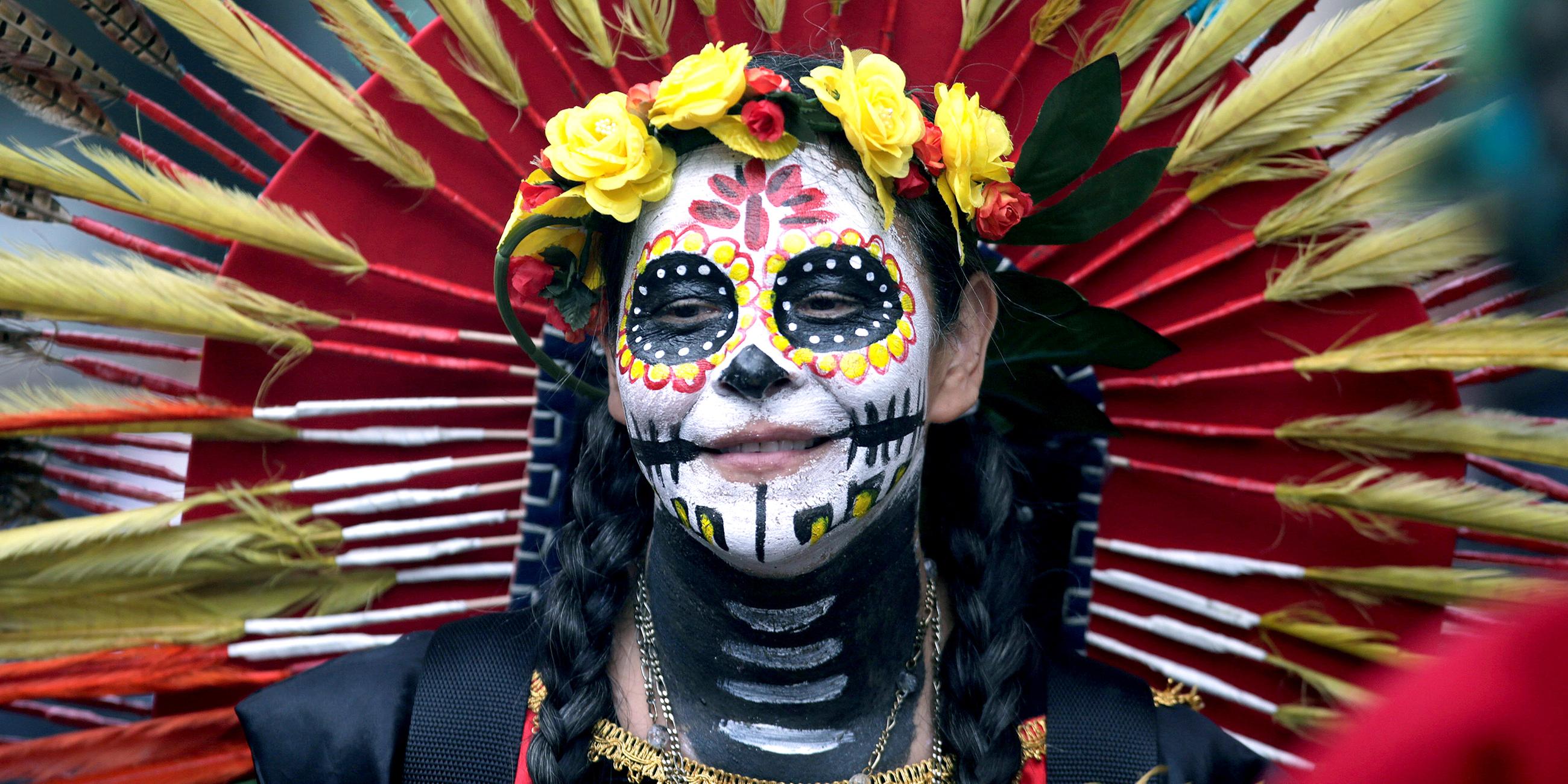 Teilnehmerin am day of the dead in Monterrey, Mexiko