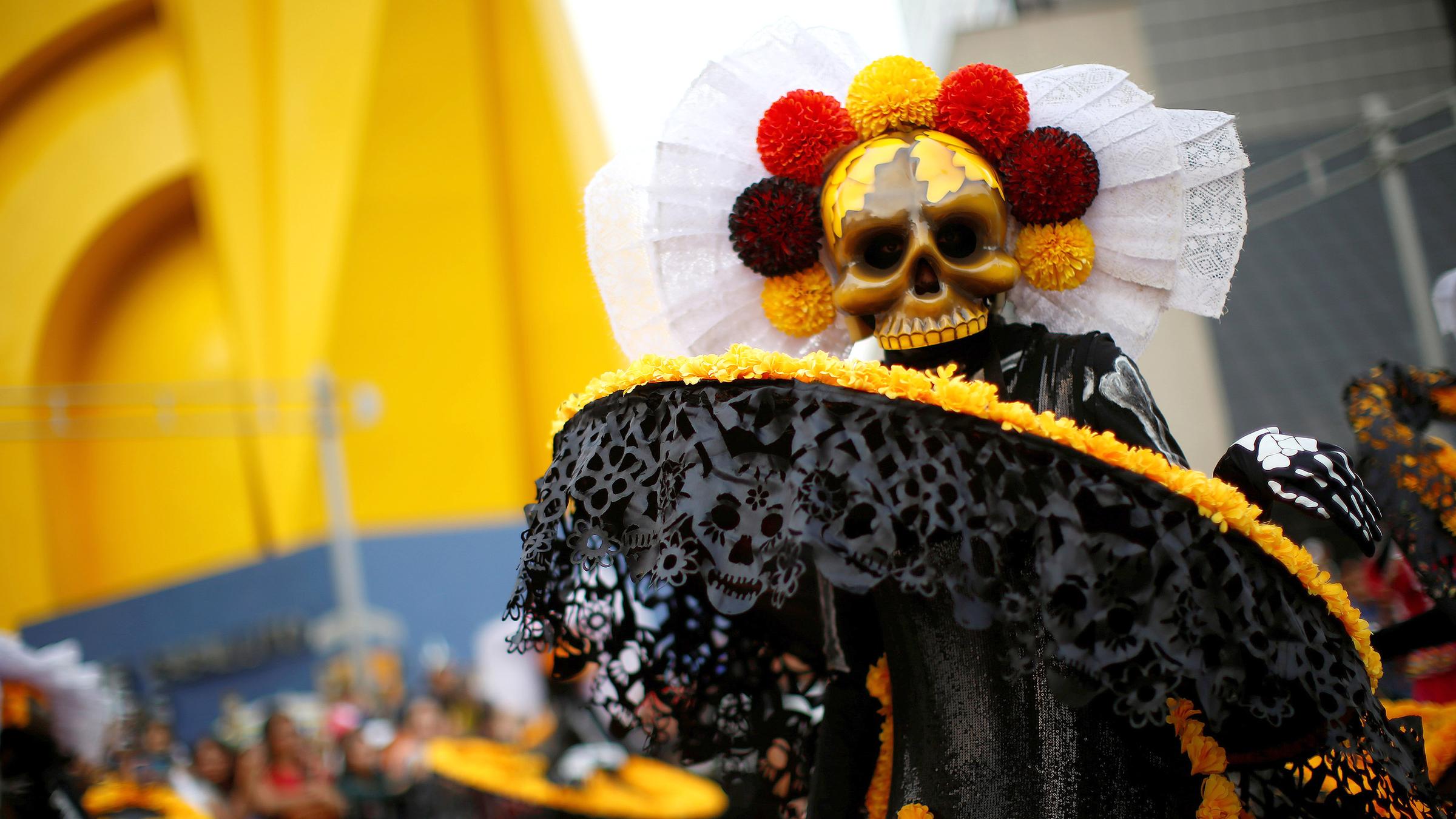 Bunte Totenkopfmaske bei der Parade zum day of the dead in Mexiko City