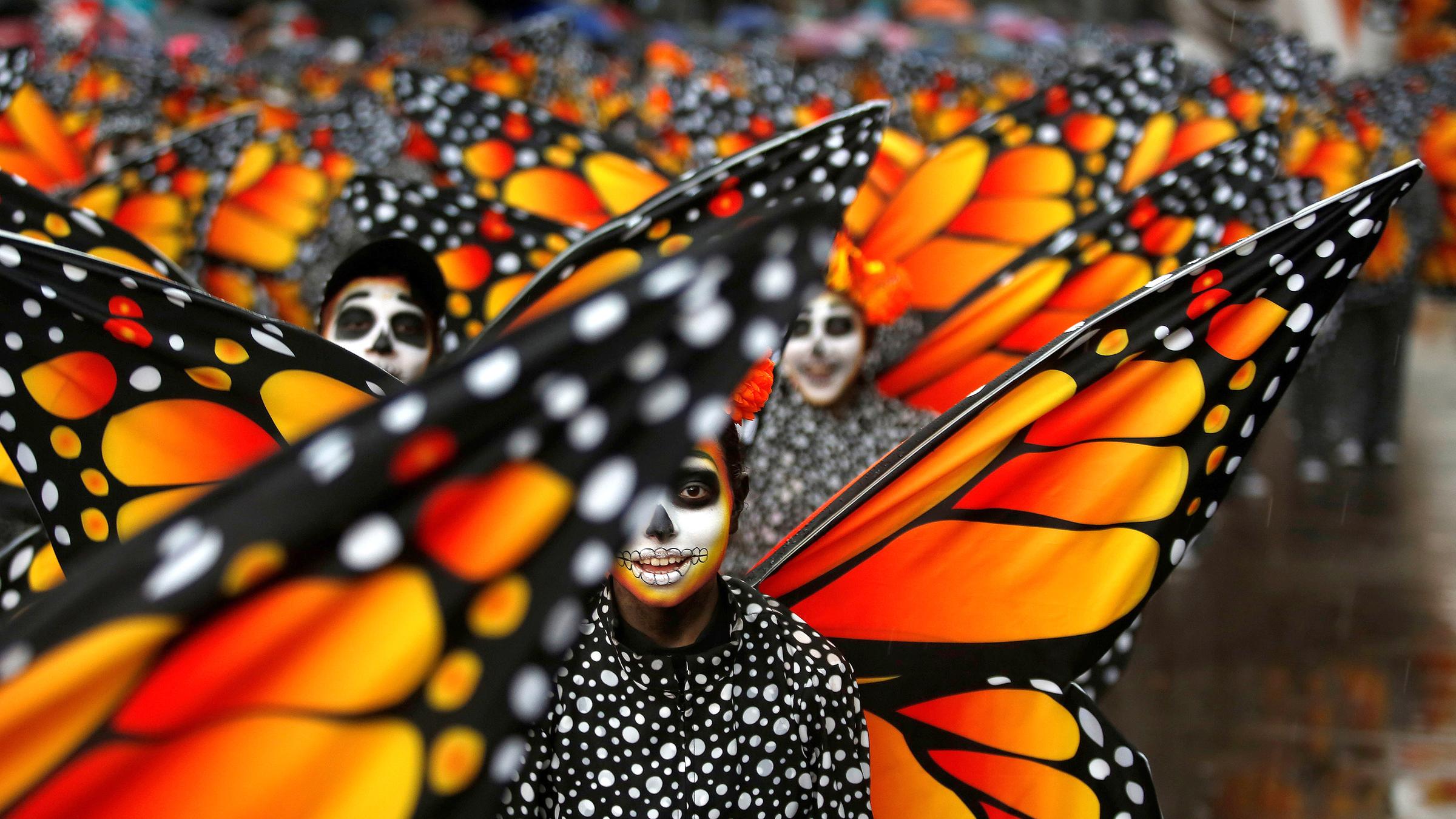 Teilnehmer als Monarch-Schmetterlinge verkleidet in Mexiko City