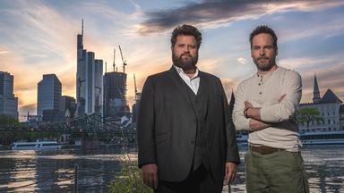 Wanja Mues und Antoine Monot vor der Frankfurter Skyline 