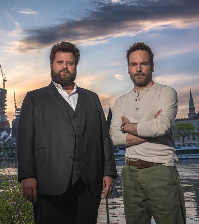 Wanja Mues und Antoine Monot vor der Frankfurter Skyline 