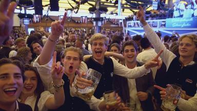 Menschen feiern auf dem Oktoberfest