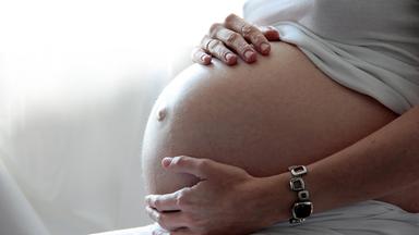 Der Bauch einer schwangeren Frau